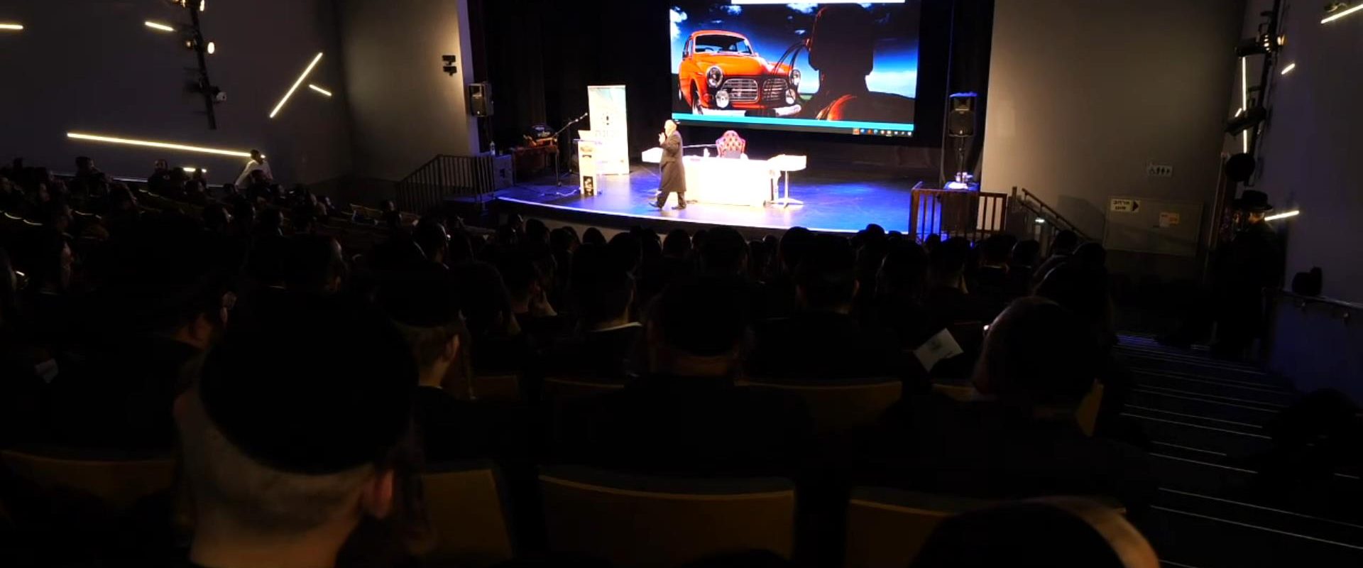 קהל עם מרצה 8